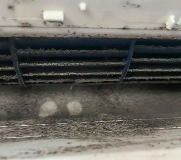 柳河空调吹的风有股烧焦味是怎么回事